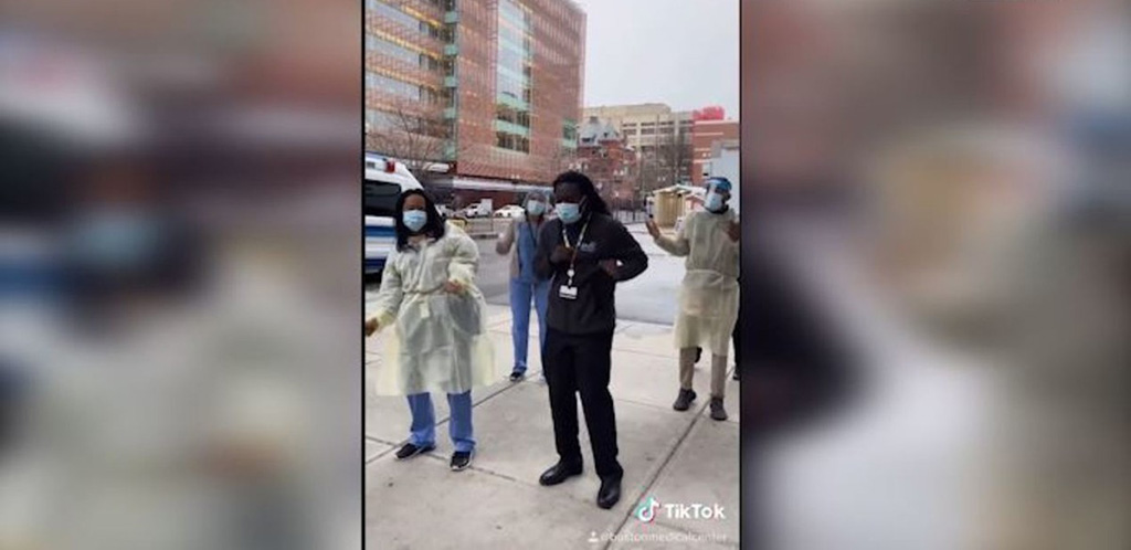 dançando na campanha da vacinação contra a Covid-19