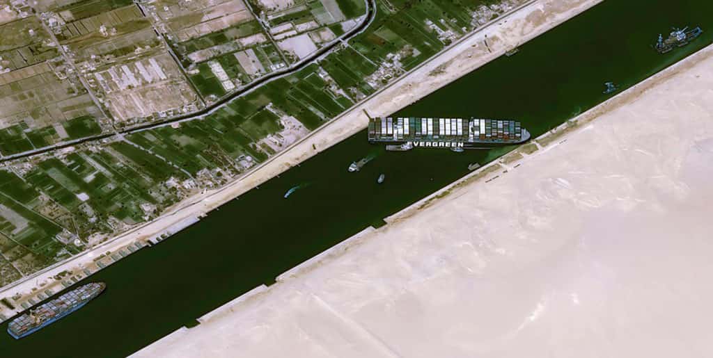 Navio encalhado no Canal de Suez
