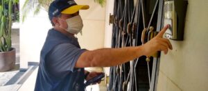 Recenseador buscando moradores para responder ao Censo 2022