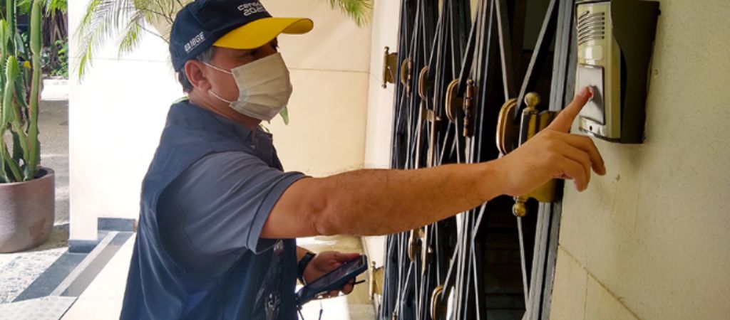 Recenseador buscando moradores para responder ao Censo 2022