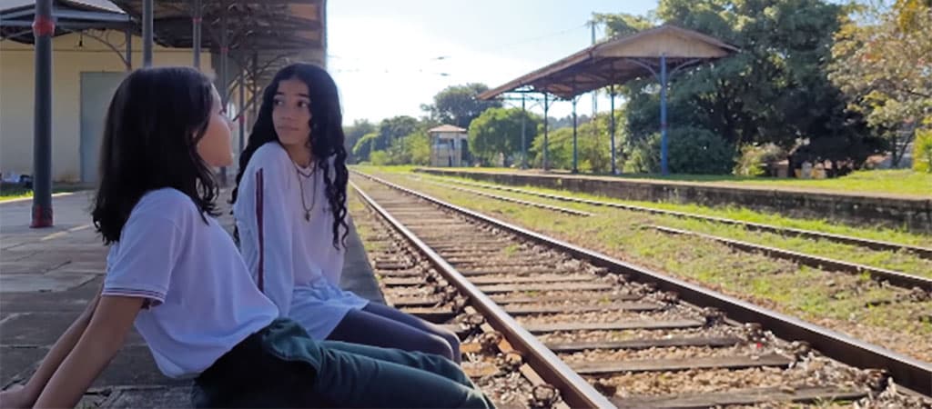 Meninas na linha do trem em Vinhedo