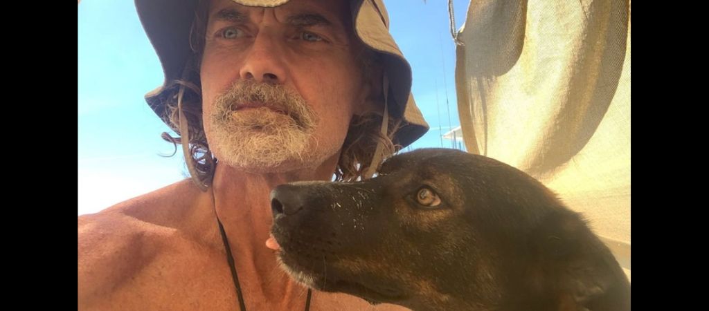 Tim e Bella ficam à deriva no oceano Pacífico e são resgatados