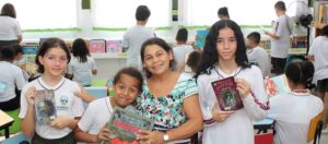 Alunos na biblioteca Menino Maluquinho, em Vinhedo - SP