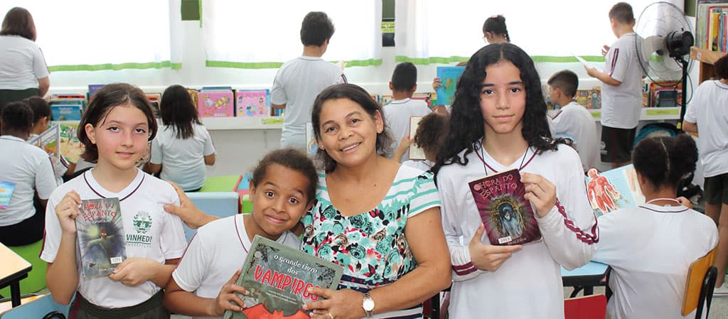 Alunos na biblioteca Menino Maluquinho, em Vinhedo - SP