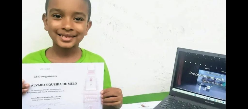 Álvaro de 7 anos termina curso de computação em Harvard