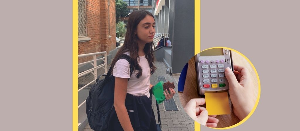 Isabella almoçando todos os dias em uma praça de alimentação