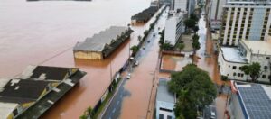 Lago Guaíba transborda depois das tempestades em Porto Alegre e inunda as ruas