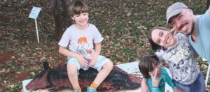 Biólogo e seus filhos conversam sobre os prejuízos na cadeia alimentar durante as queimadas