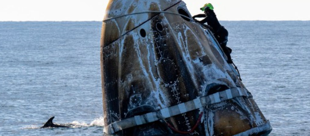 Astronautas resgatados em alto mar após passarem 9 meses presos na estação espacial