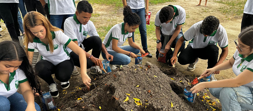 Alunos da E.E.M Anastácio Alves Braga plantam mudas no programa Itapipoca Verde