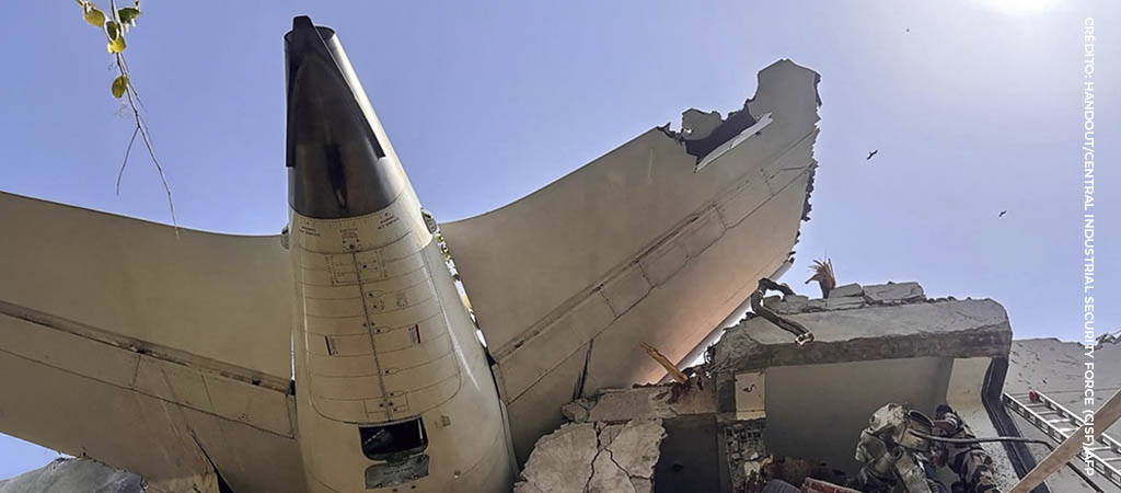 Avião com mais de 200 pessoas a bordo cai na Índia