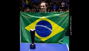 Hugo Calderano com o troféu do WTT de Foz do Iguaçu