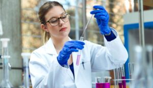 Laboratório da FioCruz cria RNA para desenvolver as próprias vacinas