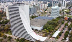 Skatista desce rampa de 85 m em prédio do governo do RS