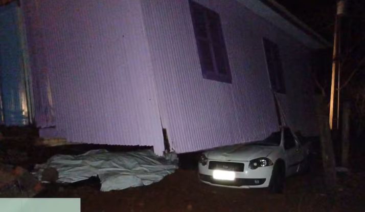 Tornado em SC arranca casa e joga em cima do carro