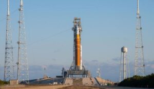 O FOGUETE DA MISSÃO ARTEMIS II NA BASE DE ONDE PARTIRÁ PARA A LUA