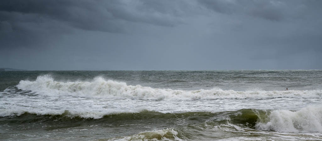 Ciclone atinge a Austrália e deixa milhares de pessoas sem energia