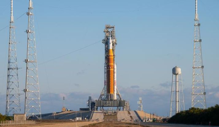 O FOGUETE DA MISSÃO ARTEMIS II NA BASE DE ONDE PARTIRÁ PARA A LUA