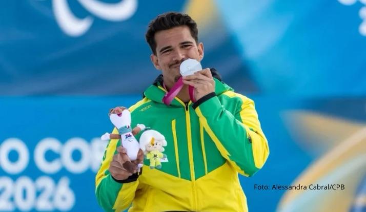 Brasileiro Cristian Ribeira conquista medalha inédita no Paralímpico!